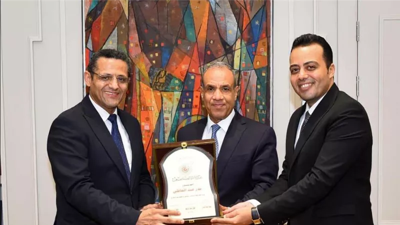 وزير الخارجية يستقبل نقيب الصحفيين ويشيد بالدور الوطني للصحافة المصرية