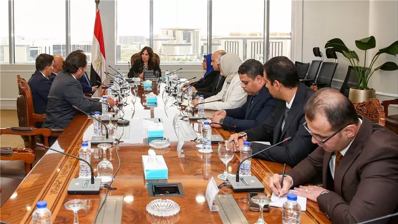 وزيرة الإسكان تستعرض مقترحات إدارة حي المال والأعمال بالعاصمة الجديدة