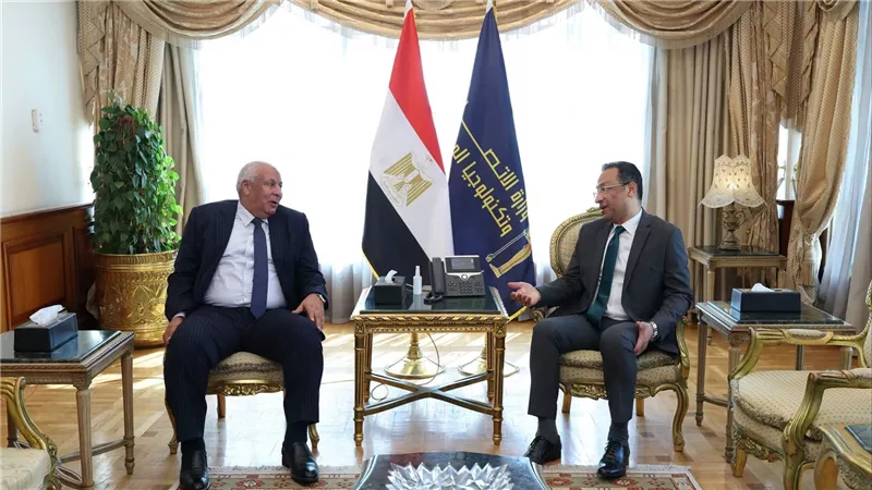 وزير الاتصالات يبحث مع محافظ مطروح تطوير البنية الرقمية وتعزيز الخدمات بالمناطق النائية