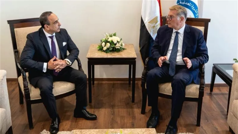 وزير البترول يبحث مع هاليبرتون زيادة الإنتاج بتقنيات الحفر والتكسير الحديثة