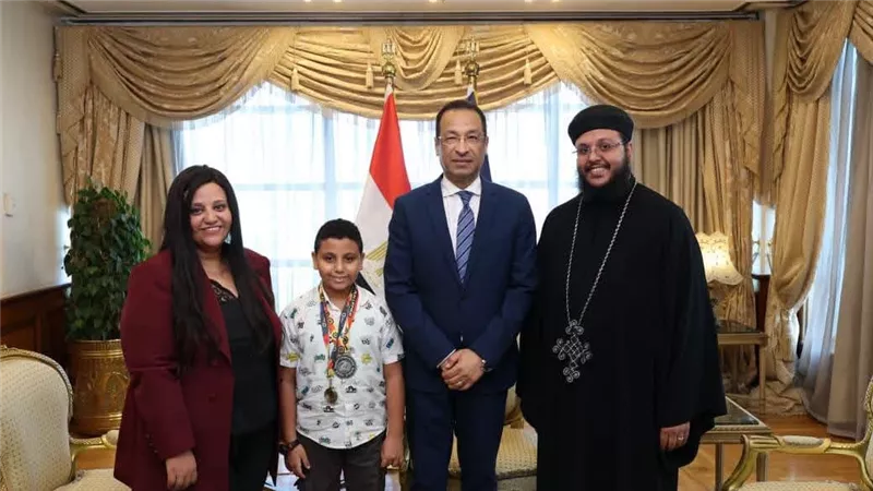 وزارة الاتصالات تُكرم الطفل «مارتيروس مينا» لتميزه العالمي في البرمجة والروبوتات