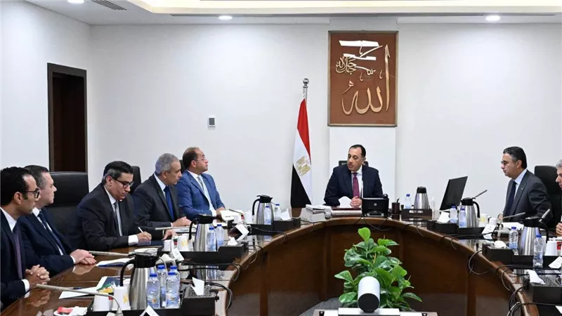 رئيس الوزراء يتابع الجهود المبذولة لتطوير آلية الدعم النقدي السلعي