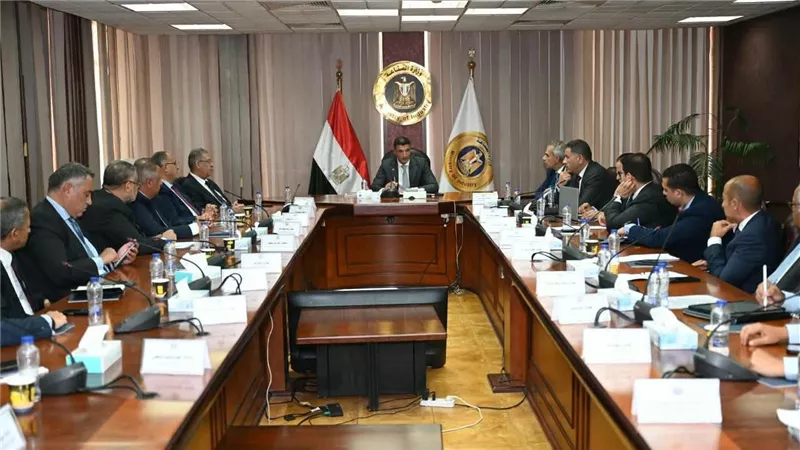 وزير الصناعة يبحث مع الصناعات المغذية للسيارات زيادة الإنتاج المحلي والصادرات