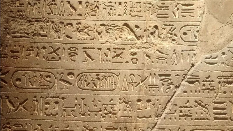  انتهاء أعمال ترميم لوحة للملك رمسيس الثاني بالمتحف المصري بالتحرير