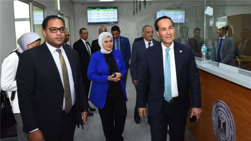 الرئيس التنفيذي لهيئة الاستثمار يتفقد مركز خدمات المستثمرين بفرع السادس من أكتوبر لمتابعة تطوير الخدمات 