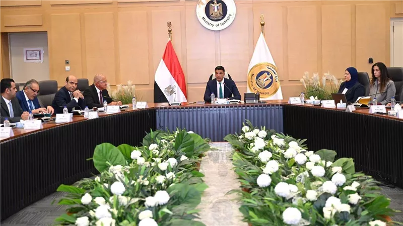 وزير الصناعة يضع خارطة طريق لتفضيل المنتج المصري وتعزيز التصنيع المحلي بالعقود الحكومية