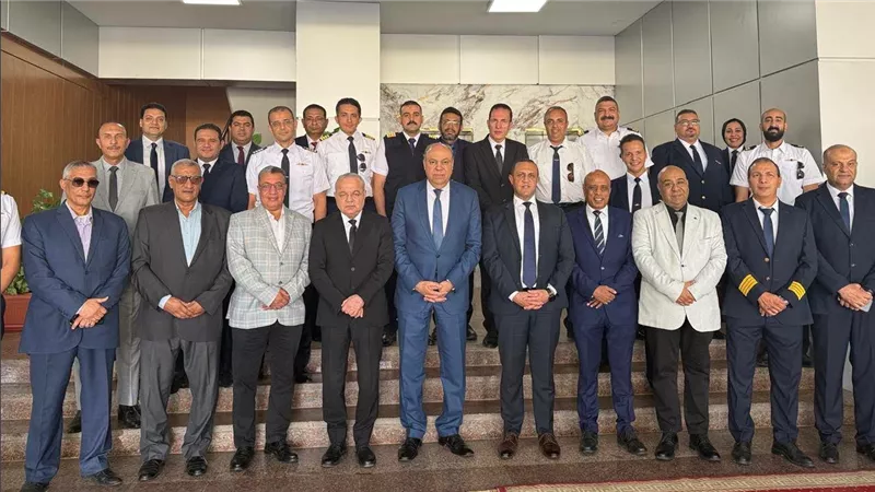 وزير الطيران يتابع تشغيل الأنظمة الرادارية الحديثة بمطار القاهرة ويؤكد تطوير الملاحة الجوية