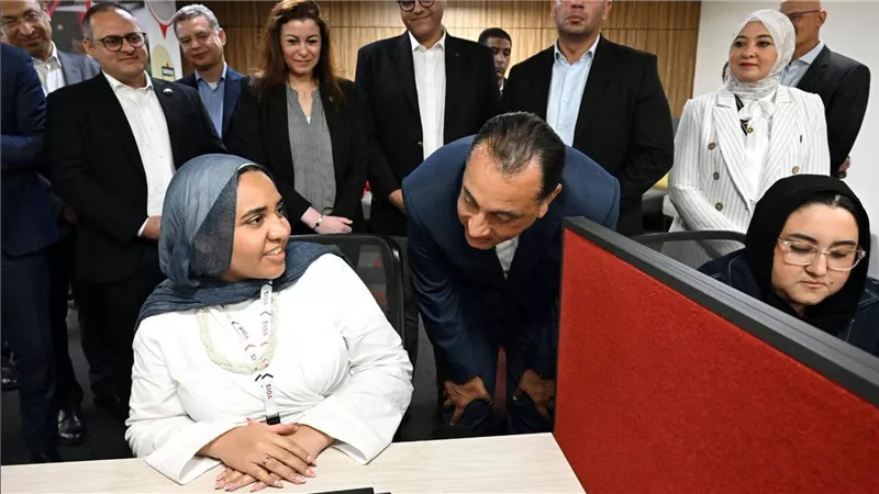 مدبولي يتفقد فودافون للحلول الذكية بالإسكندرية ويشيد بكفاءة الكوادر المصرية العاملة