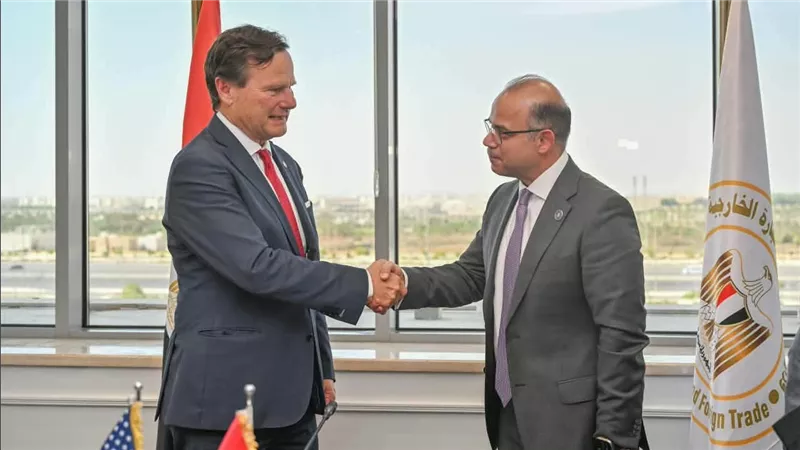 وزير الاستثمار يبحث مع مسؤول أمريكي تعزيز الاستثمارات والتعاون التجاري بين مصر والولايات المتحدة