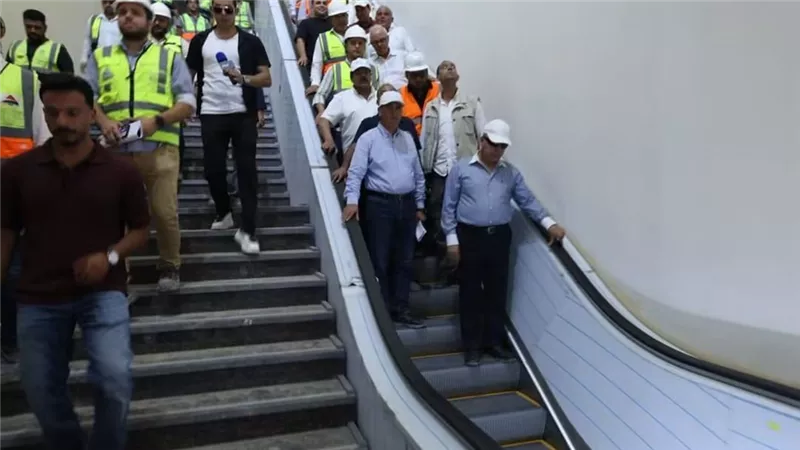 وزير النقل يتفقد الخط الأول من القطار الكهربائي السريع استعدادًا لبدء التشغيل التجريبي بدون ركاب