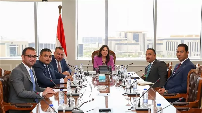 وزير الإسكان تبحث تطوير آليات عمل «التنمية السياحية» وتعظيم الاستفادة من 18.5 مليار م²
