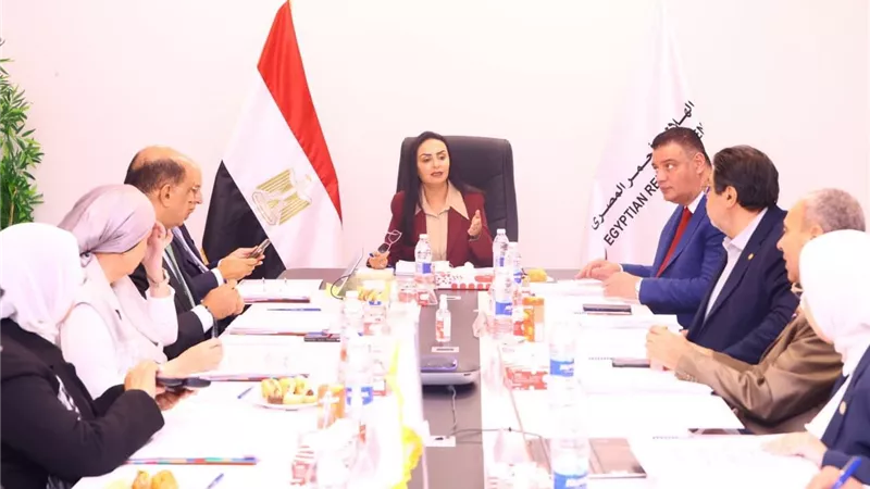 وزيرة التضامن تترأس اجتماع الهلال الأحمر وتستعرض جهود الإغاثة الإنسانية محليًا ودوليًا