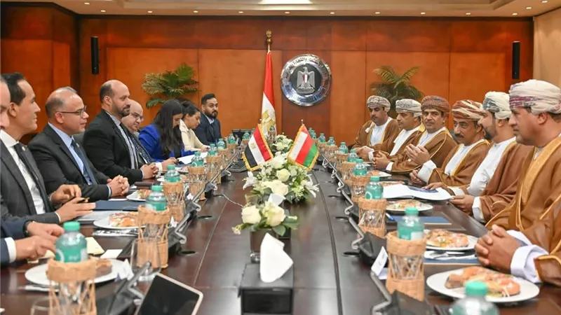 وزير الاستثمار يبحث مع مسؤول عماني تعزيز الشراكة التجارية والاستثمارية بين البلدين وفتح أسواق جديدة