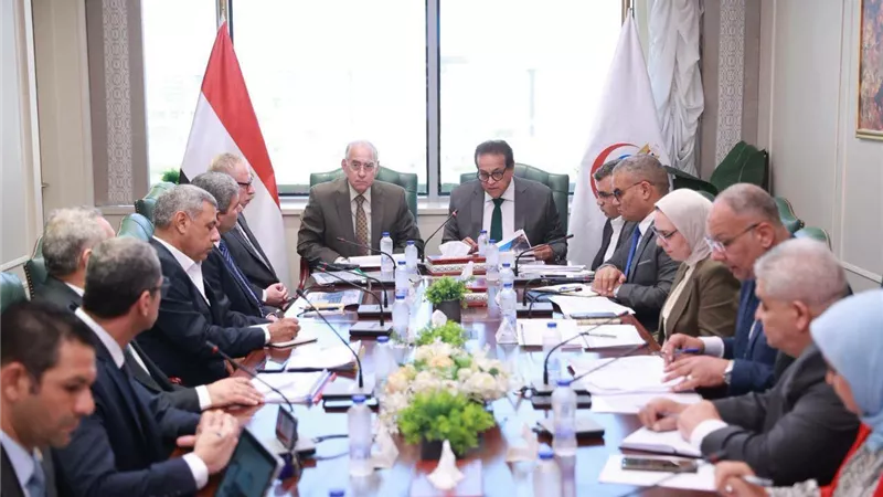 وزير الصحة يبحث مع جهاز مشروعات الخدمة الوطنية تسريع تنفيذ المشروعات الصحية والإنشائية المتعاقد عليها