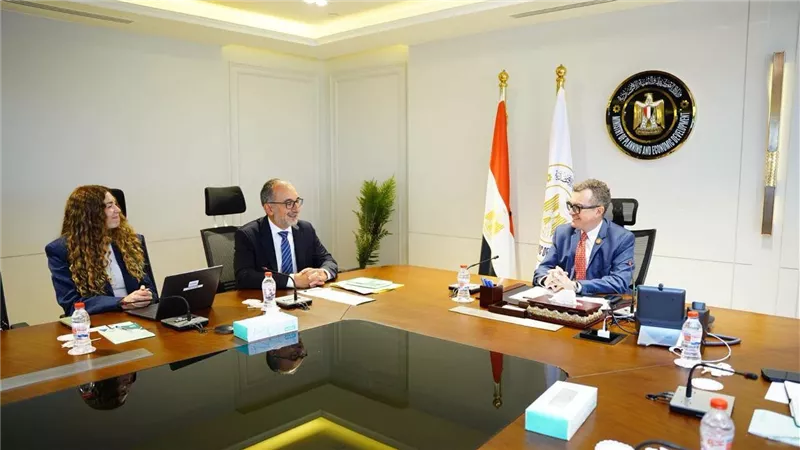 التخطيط والتمويل الدولية تبحثان توسيع مشاركة القطاع الخاص بالطاقة والمياه والبنية التحتية