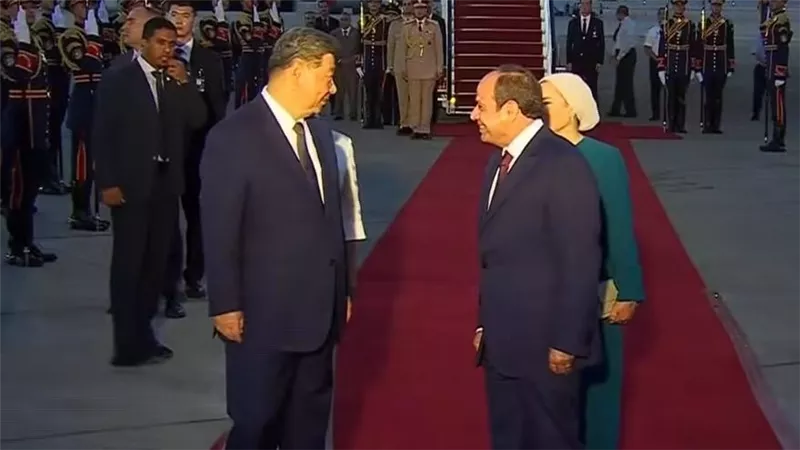 السيسي وقرينته يستقبلان الرئيس الصيني شي جينبينج بمطار القاهرة