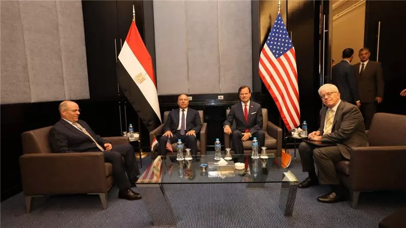 وزير النقل يبحث مع نائب مساعد وزير التجارة الأمريكي تعزيز الشراكة في مشروعات النقل
