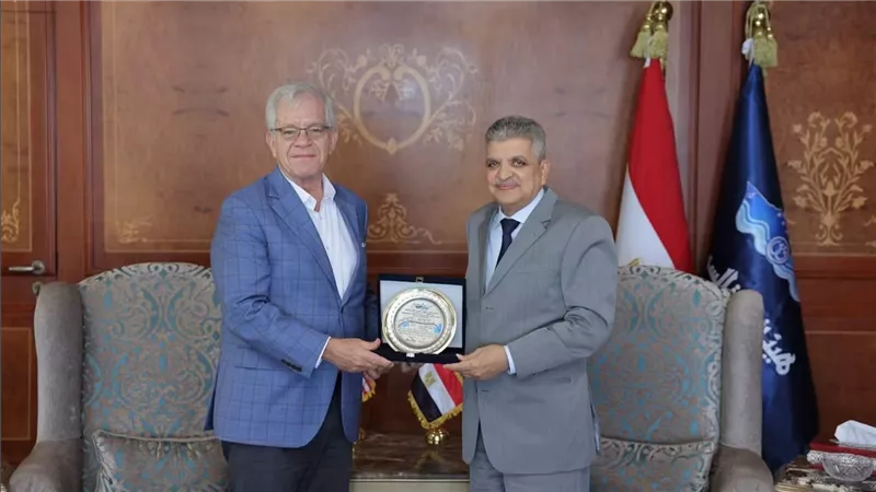 رئيس هيئة قناة السويس يبحث مع القائم بأعمال السفير الأمريكي تعزيز التعاون المشترك