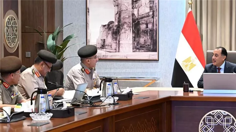 رئيس الوزراء يتابع موقف المشروعات المنفذة من خلال الهيئة الهندسية للقوات المسلحة