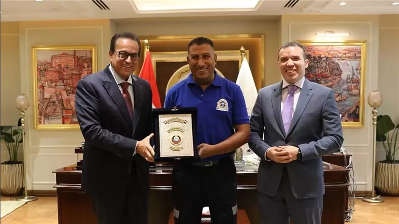 وزير الصحة يُكرم أبطال الإسعاف لإنقاذهم حياة أب استجابوا لنداء طفل في 6 دقائق