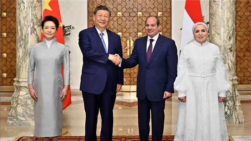 السيسي وقرينته يصطحبان الرئيس الصيني وقرينته في جولة بالمتحف المصري الكبير