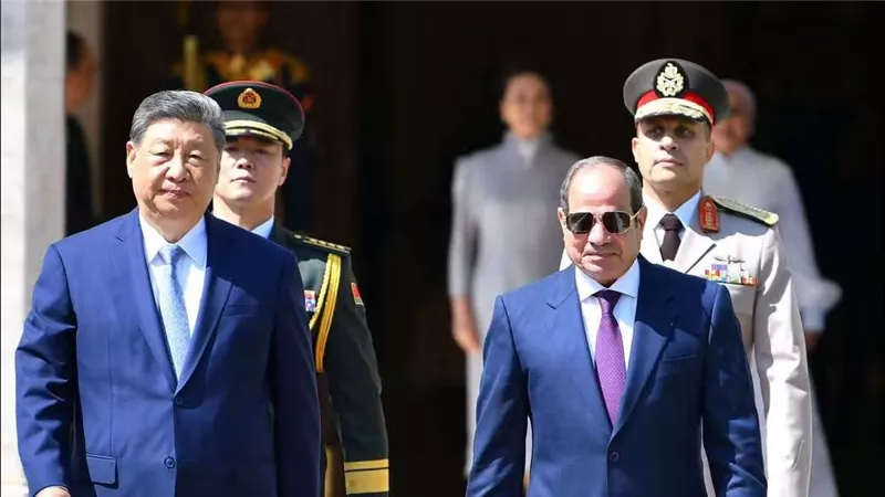 السيسي وقرينته يودعان الرئيس الصيني وقرينته بمطار القاهرة
