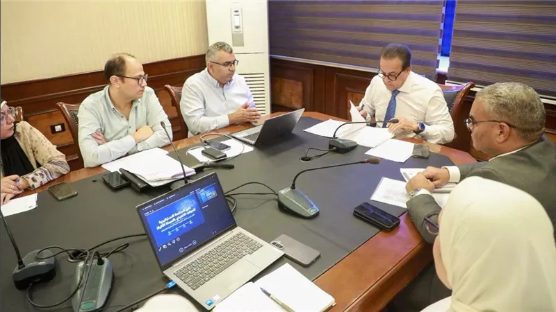 وزير الصحة يعقد اجتماعاً لمتابعة الموقف التنفيذي لخطط التطوير والإنشاء لمنظومة التأمين الصحي الشامل بمحافظات المرحلة الثانية