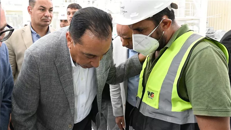 رئيس الوزراء يفتتح مصنع 