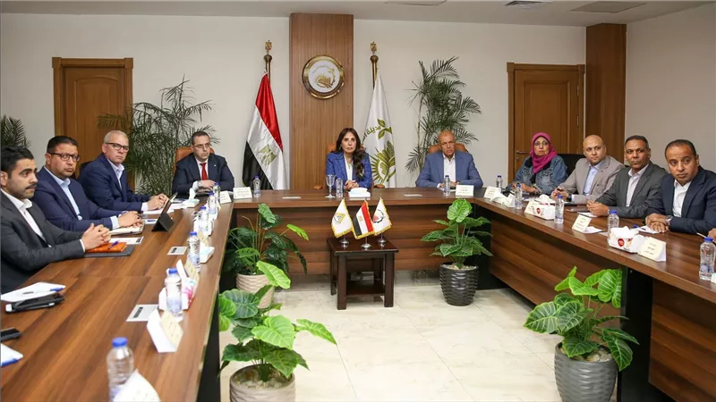 وزيرة الإسكان تتابع توفيق أوضاع الأراضي المضافة ومشروعات المرافق بمدينة العبور الجديدة