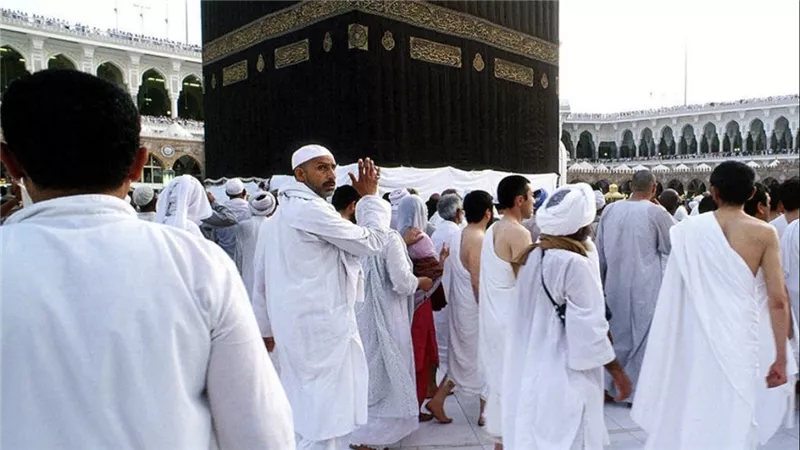 وفاة معتمرين مصريين وإصابة 25 آخرين في حادث سير قرب مكة