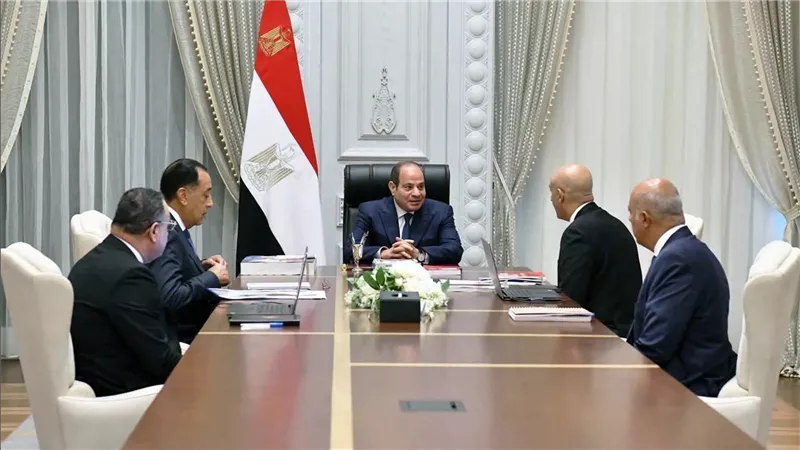 الرئيس السيسي يوجه بتخفيف أعباء الدراسة والاستعداد للعام الجديد