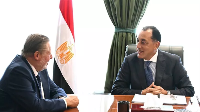رئيس الوزراء ومحافظ البنك المركزي يبحثان خفض التضخم وزيادة التدفقات الدولارية
