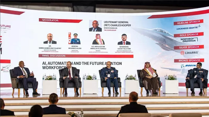 وزير الطيران يستعرض مستقبل الذكاء الاصطناعي والقوى العاملة بمنتدى تكنولوجيا الطيران قبل معرض العلمين