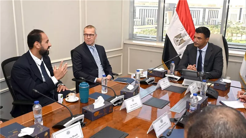 وزير الصناعة يبحث خطة شركة أوروبية لإقامة مصنع للتربة البديلة بمصر
