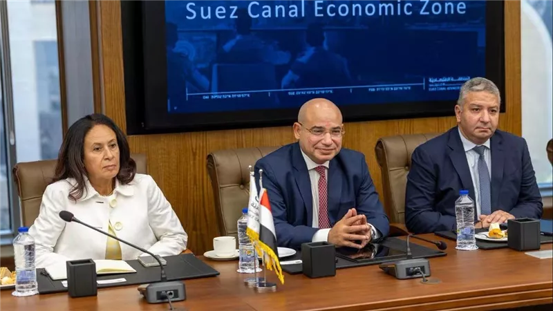 رئيس اقتصادية قناة السويس يبحث مع المبعوث الكيني لشؤون المناخ تعزيز التعاون في الطاقة الخضراء والتنمية المستدامة
