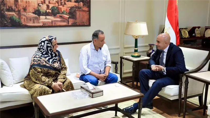 وزير التعليم يكرّم مديري مدرستي برقطا الإعدادية والشهيد أحمد سمير ويؤكد: «كرامة المعلمين ومديري المدارس خط أحمر»