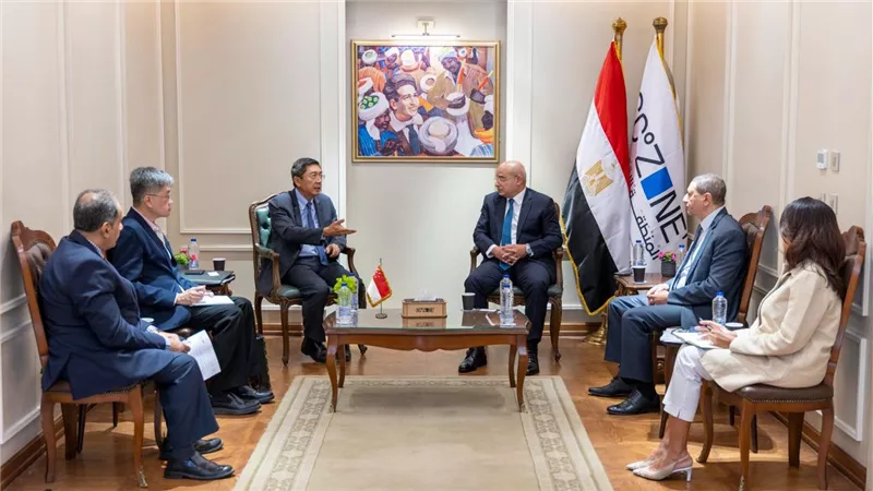 اقتصادية قناة السويس تبحث مع سفير سنغافورة فرصًا جديدة للاستثمار في الصناعة واللوجستيات