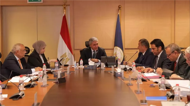 وزير السياحة يترأس اجتماع الأعلى للآثار ويوافق على تمديد معرض رمسيس بلندن