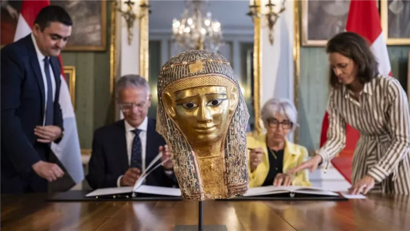 مصر تنجح في استرداد قناع ذهبي أثري من سويسرا