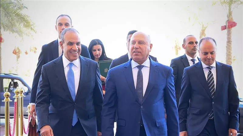 وزير الخارجية يبحث مع وزير النقل مشروعات التنمية في قطاع النقل