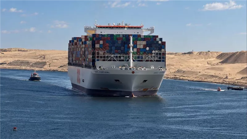 عودة COSCO للعبور بقناة السويس مع عبور سفينة OOCL PORTUGAL العملاقة