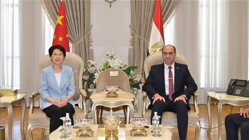 رئيس الرقابة الإدارية يبحث مع نائب رئيس الرقابة الصينية تعزيز التعاون المشترك