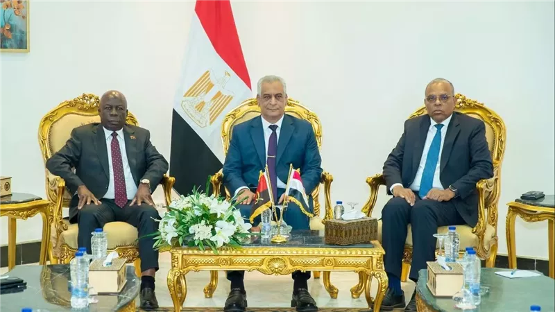 وزير الإنتاج الحربي يبحث مع وفد أنجولي تعزيز التعاون في الصناعات الدفاعية والمدنية