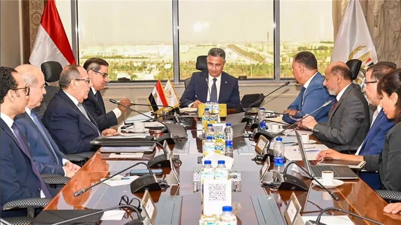 وزير التموين يبحث تمويل صوامع جديدة لزيادة القدرات التخزينية وتعزيز الأمن الغذائي