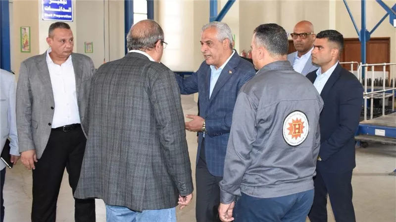 وزير الدولة للإنتاج الحربي يتفقد خطوط الإنتاج بشركة هليوبوليس للصناعات الكيماوية