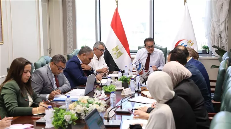 الصحة تبحث خطة استثمارات المراكز الطبية وتسرّع تجهيز وحدات زراعة النخاع الجديدة