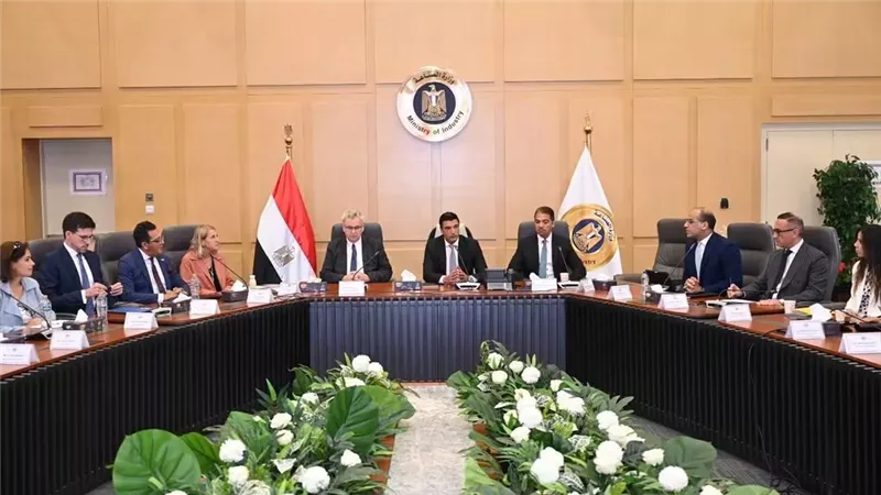 وزارة الصناعة تستضيف مائدة مستديرة للشركات الألمانية لبحث خطط التوسع وتحديات الاستثمار