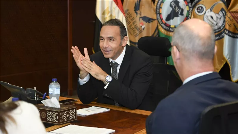 رئيس الرقابة المالية يبحث مع نائب رئيس البنك الأوروبي تعزيز التعاون لزيادة جاذبية القطاع المالي غير المصرفي