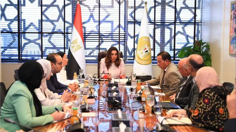 منال عوض توجه بالتوسع في إنتاج وتسويق مادة «EM» لمواجهة التحديات البيئية