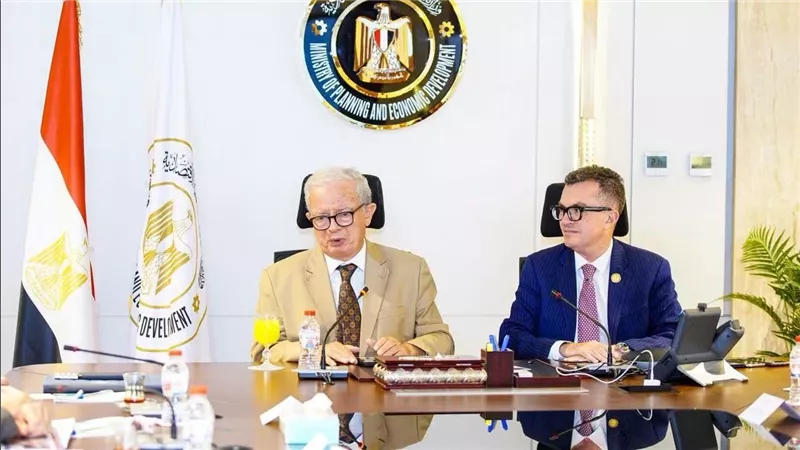 وزير التخطيط يبحث مع بنك الاستثمار الأوروبي التوسع في التمويل المبتكر وضمانات البنية التحتية